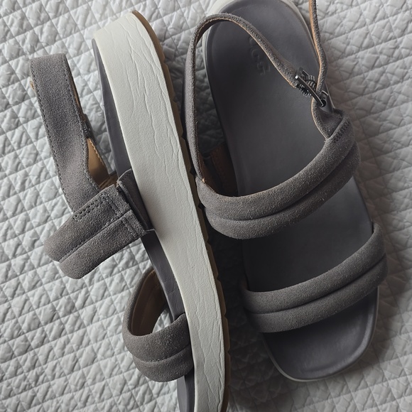 Ugg Lynden Suede Platform Shoes - Picture 3 of 12